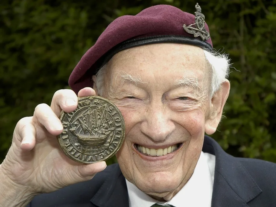 Photo of tony hibbert holding the seal of kiel.